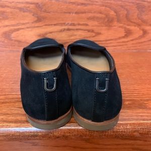 Black Ugg flats